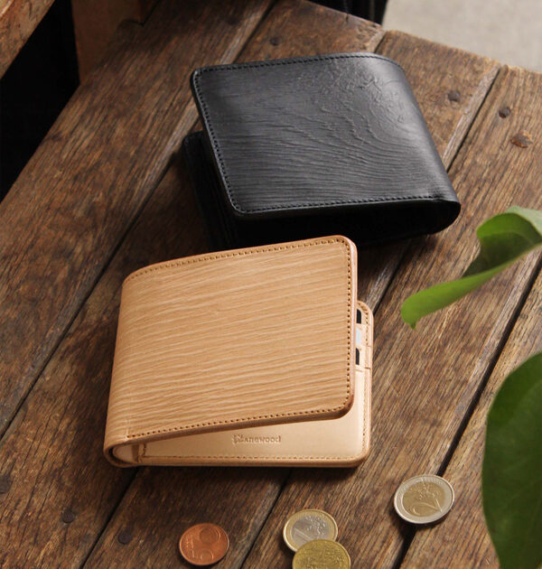 気持ちも新たに 本物の木目を型押した本革の二つ折り財布 News ニュース コピス吉祥寺 Coppice Kichijoji